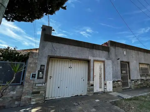 Casa 3 ambientes con garage y patio en Venta- Morón