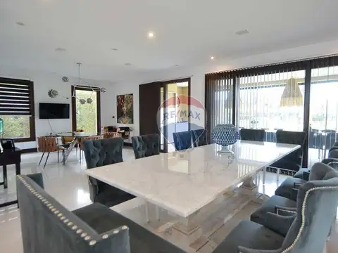 Casa en Venta con 2 cocheras