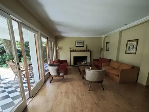 Casa en Venta con 3 cocheras