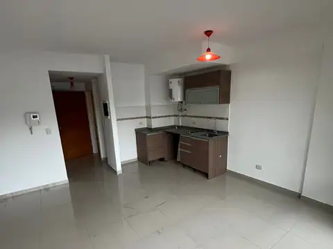 SE ALQUILA MONOAMBIENTE AL FRENTE CON BALCON SOBRE AVENIDA SUPER LUMINOSO