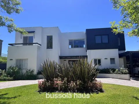 Casa en venta 4 dormitorios lote interno en San Isidro Labrador
