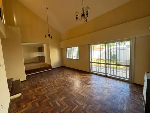 VENTA CASA 3 DORM + 3 DEPTOS. B° MARQUEZ DE SOBREM