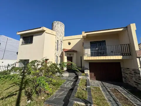 VENTA CASA 3 DORM + 3 DEPTOS. B° MARQUEZ DE SOBREM