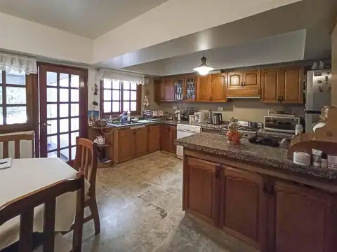 Casa 8 ambientes con 5 baños