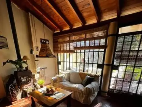 Casa en Villa Sarmiento, cuatro ambientes.