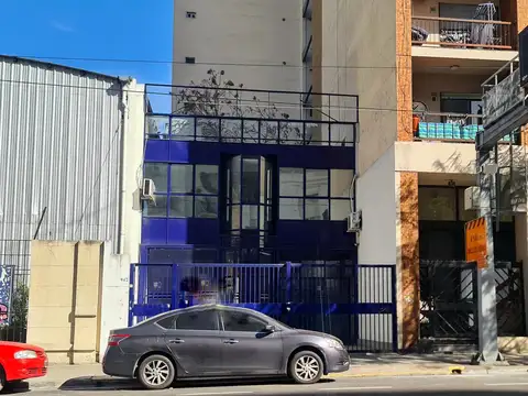 Av. Independencia al 900 y 9 de julio. Depósito / Oficina comercial / Local /. Sin expensas. Superficie total: 350 m2. Cubiertos: 280 m2. 3 plantas. 2 cocheras. Todo reciclado (pintura, caños, electricidad, sanitarios). Impecable. Muy luminoso.