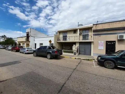 Casa en pleno centro de la ciudad! Amplio jardín y pileta!  Matanza e/ Sarmiento y Congreso - V...