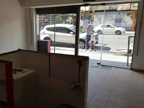 Amplio local. Excelente zona. 2 baños