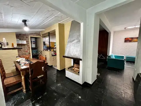 Casa de 4 ambientes con doble cochera en venta en Martinez