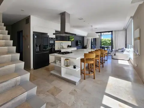 Casa 7 ambientes con 4 baños