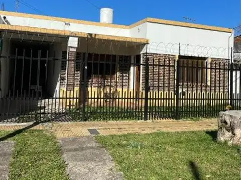 CASA AMERICANA APTO CRÉDITO EN CASTELAR SUR