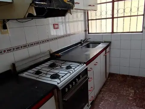 MUY BUEN CHALET 4 AMB CON JARDIN Y GARAGE EN LOMAS!