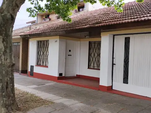 MUY BUEN CHALET 4 AMB CON JARDIN Y GARAGE EN LOMAS!