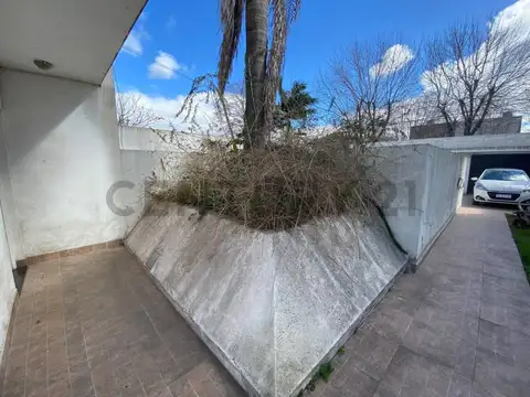 Casa 6 ambientes con 2 baños