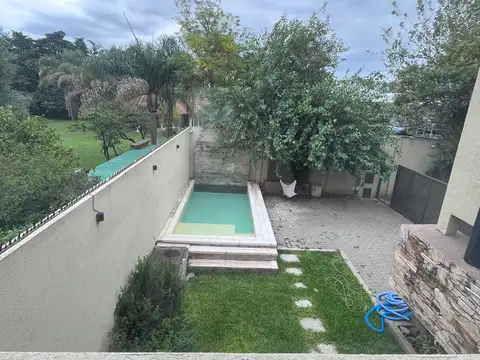 HOUSING  DE CATEGORIA  B JARDIN CLARET - PILETA - CALEFACCION CENTRAL 