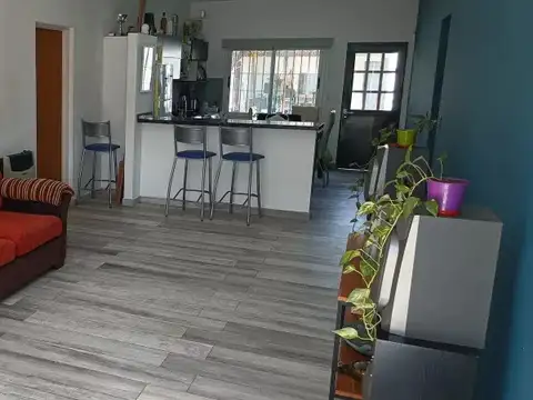 Casa 4 ambientes con 2 baños