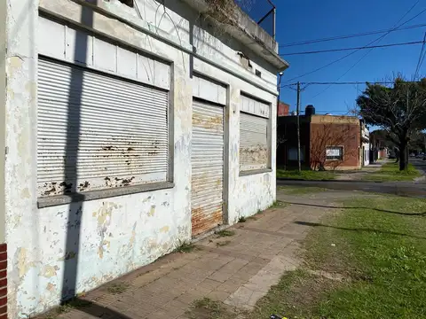 Lote en Esquina en J. L. Suárez. Doble Vivienda a Refaccionar   Local Comercial Listo para alquilar