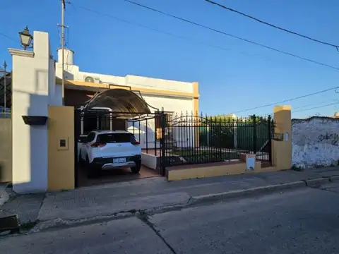 Amplia casa de 4 dormitorios con magnífica ubicación! Gran patio, cochera y todos los servicios...