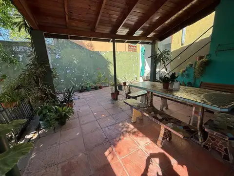 Casa en Venta en Loma Hermosa con fondo y cochera