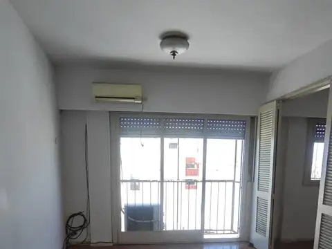 Departamento lateral tres ambientes en alquiler en La Paternal