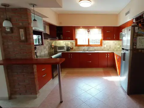 Casa 7 ambientes con 4 baños