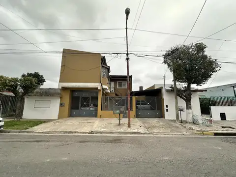 Casa Multifamiliar en Venta. Patio con quincho, parrilla y lavadero. Galpón. Terraza. Centro Zárate
