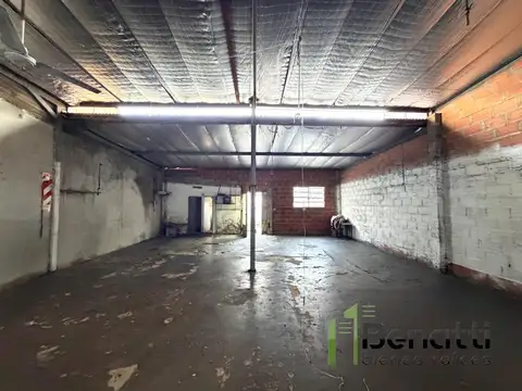 Casa 4 ambientes con galpón de 100m2 A RECICLAR.