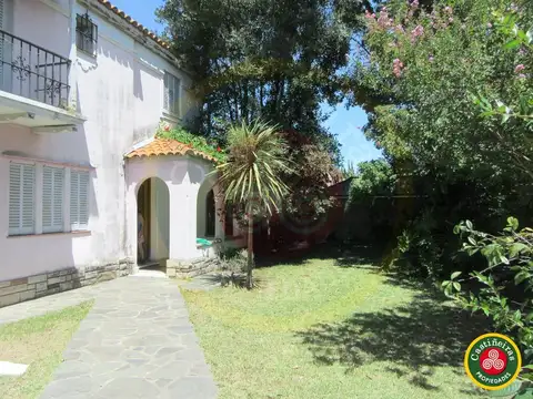 CHALET - IMPORTANTE PROPIEDAD - EXCELENTE BARRIO - DOS PLANTAS - ENTRADA PARA VARIOS AUTOS