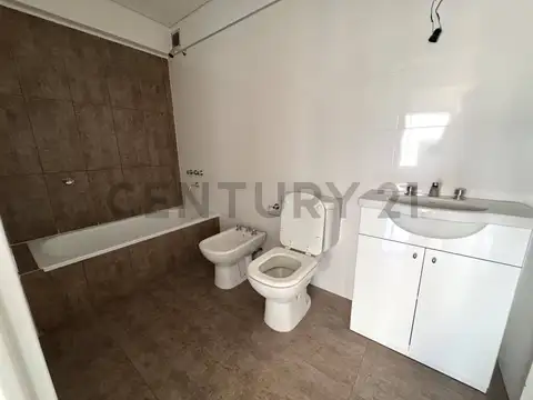 DEPARTAMENTO DOS AMBIENTES CON BALCON Y COCHERA CUBIERTA