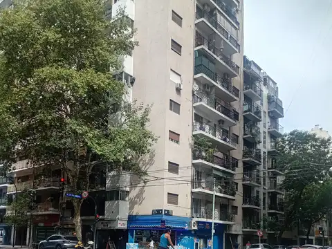 Local a la calle sobre avenida Corrientes. Excelente ubicación.