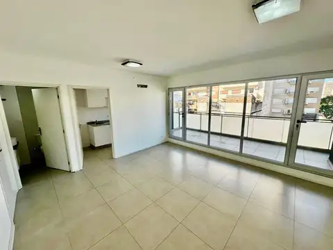 ¡Alquiler Profesional en Villa Urquiza! Oficina/Consultorio de 2 Ambientes con Patio y Balcón.