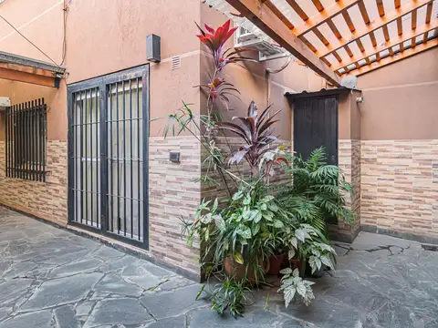 Casa 8 ambientes con 4 baños