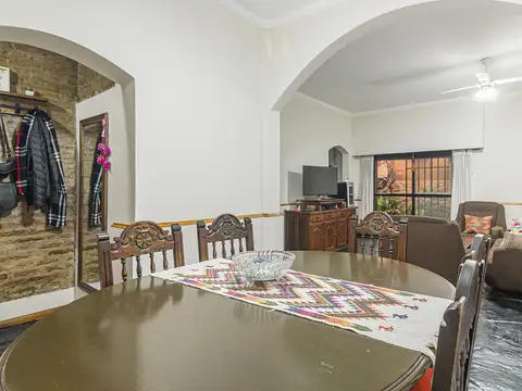 Casa 8 ambientes con 4 baños