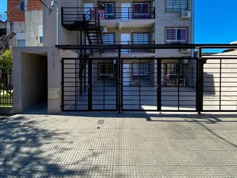 DEPARTAMENTO 2 1/2 AMB - PLANTA BAJA AL FRENTE - CON COCHERA Y PATIO - CON RENTA