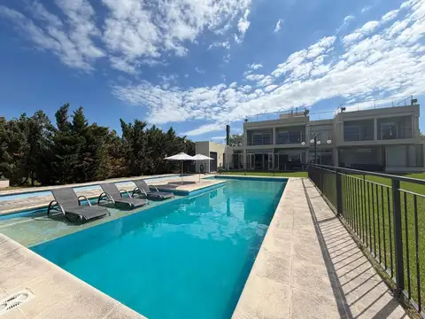 Venta - Casa con cinco dormitorios, galería y pileta con vista al lago. Puerto Roldan, Roldan