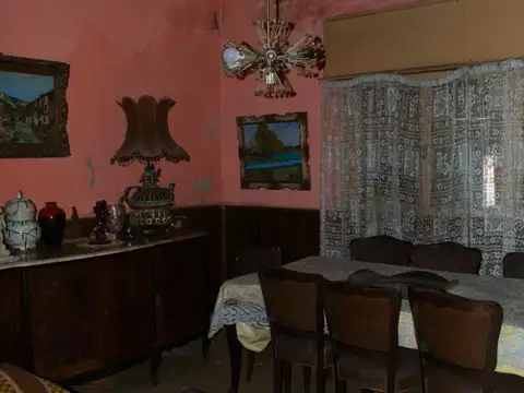 Casa sobre lote de 8,66x25,98 A REFECCIONAR O DEMOLER