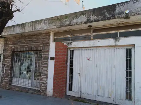 Casa sobre lote de 8,66x25,98 A REFECCIONAR O DEMOLER