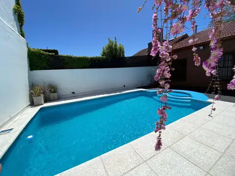 CASA CHALET EN VENTA CINCO AMBIENTES EN PARQUE LURO