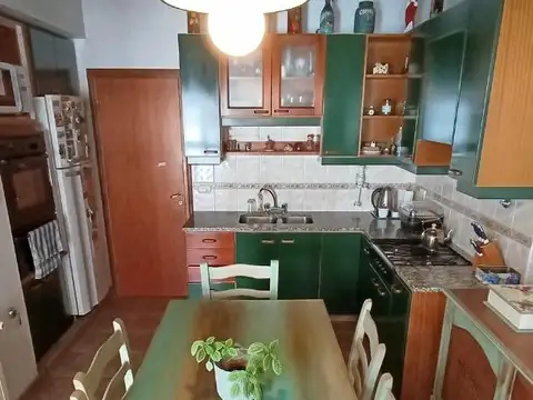 CASA CHALET EN VENTA CINCO AMBIENTES EN PARQUE LURO