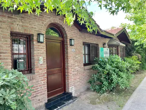 Simpática casa en una planta con buen jardín en alquiler en Lomas de San Isidro, La Merced.