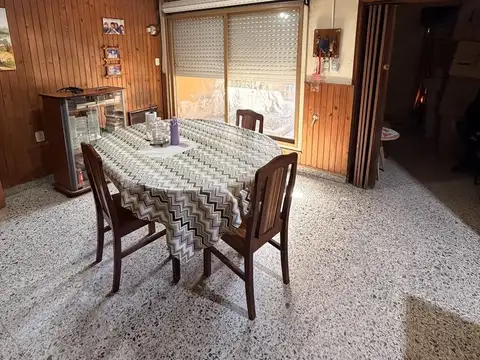 Casa 6 ambientes con 2 baños