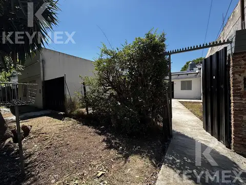 Venta casa con cochera en Los Hornos