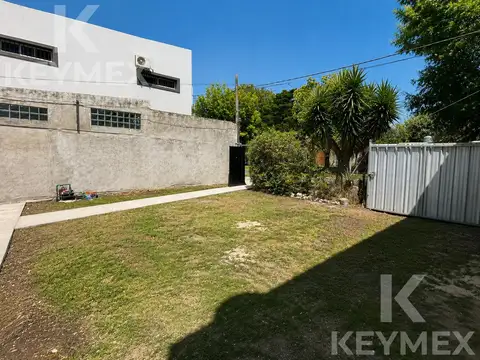 Venta casa con cochera en Los Hornos