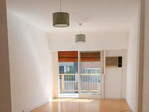 Departamento 3 dormitorios + dependencia y cochera - Flores