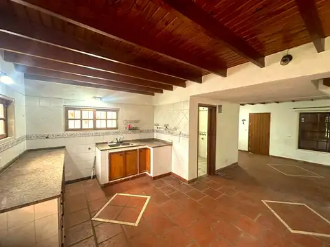 Casa 4 ambientes con 2 baños