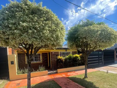 CFA217 - CASA EN ALQUILER EN BARRIO RESIDENCIAL - 3 DORMITORIOS - AV. TOMÁS GUIDO Y MARTÍN FIERRO