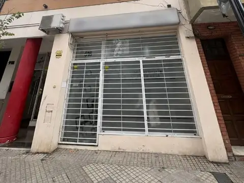 EXCELENTE OFICINA CON VIDRIERA PARA USOS MULTIPLES