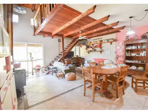Casa 4 ambientes con 2 baños