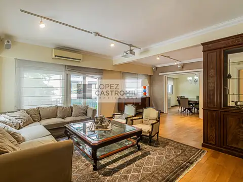 IMPECABLE SEMIPISO EN ESQUINA! Balcón al frente! Todo luz y sol! Dependencia! Cochera fija! Baulera! ÚNICO! OPORT!