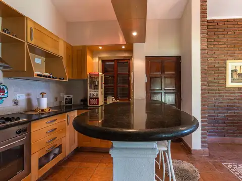 EN VENTA - CASA DE 3 DORMITORIOS CON QUINCHO Y PILETA - ROLDAN